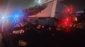 Caos vial en la México-Puebla: tráiler cargado con más de mil garrafones se voltea y provoca tráfico en más de 5 km