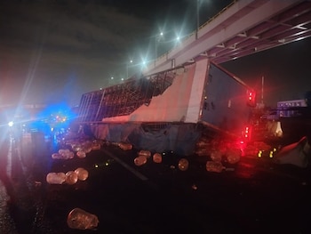 Los garrafones quedaron tirados en la autopista. (X @Wendymg10)