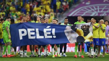 Los futbolistas de Brasil desplegando