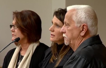 Los padres de Chris Watts visitaron la tumba de las víctimas para leer una carta enviada por el condenado desde prisión (Archivo)