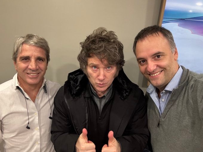 El presidente Javier Milei junto al ministro de Economía, Luis