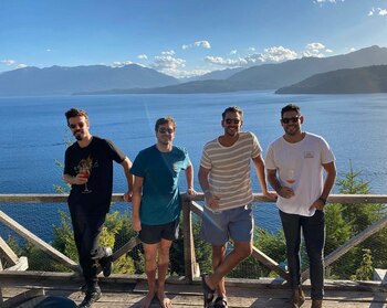 Javier con sus amigos, con