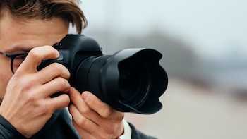 Rechazan la incapacidad permanente total a un fotógrafo de 63 años que tuvo que someterse a dos operaciones de cadera y tiene prótesis en ambas piernas