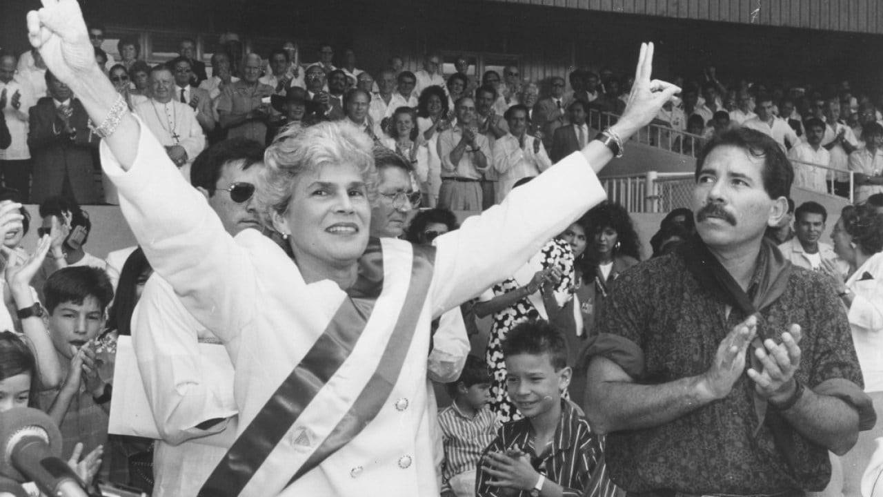 La candidata opositora ganó contra casi todos los pronósticos, se convirtió en la primera mujer electa para ese cargo en América y asumió entre crisis, tensiones políticas y un acuerdo con el sandinismo. (Imagen retomada de Nicaragua Investiga)