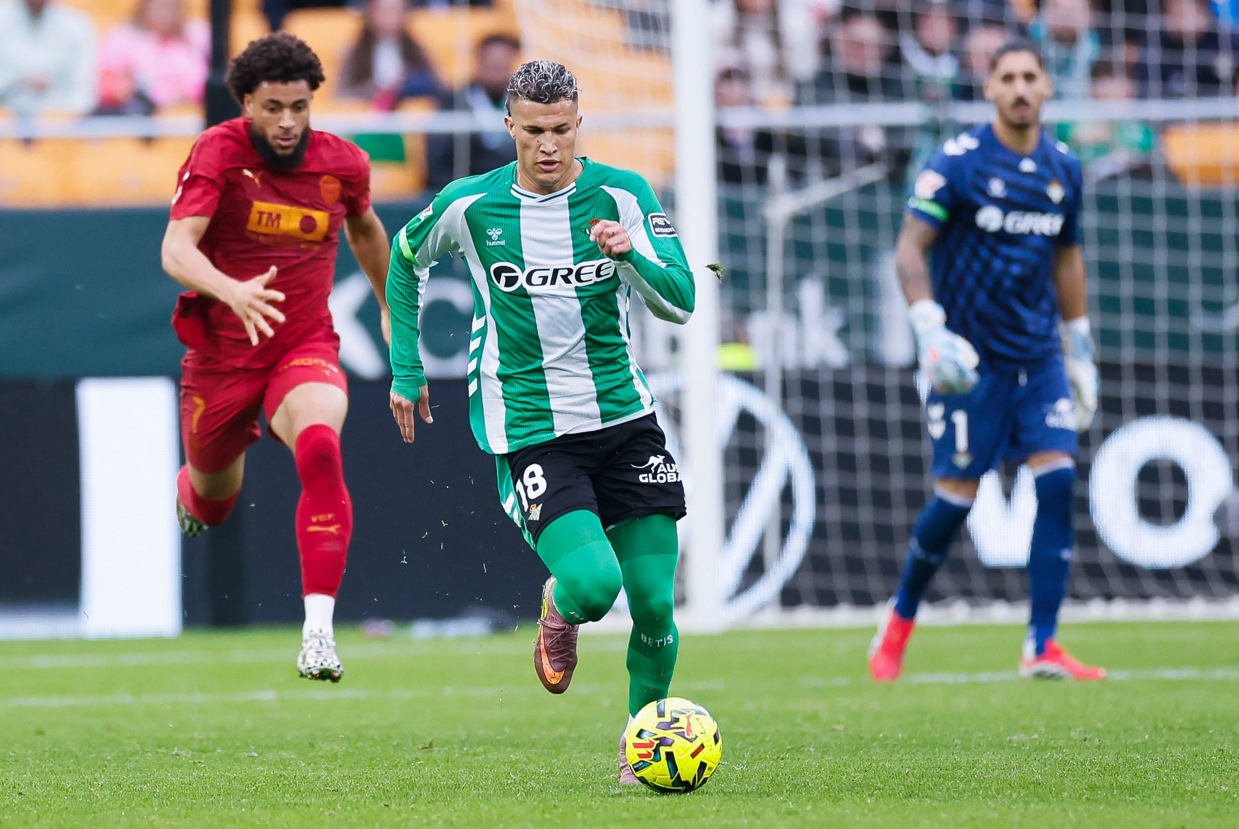 El colombiano ha mostrado una mejor adaptación al fútbol europeo durante la actual pretemporada con el conjunto sevillano -crédito José Manuel Vidal/EFE