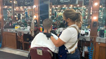 Un hombre se corta el