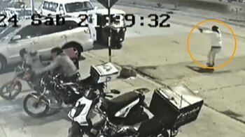 Un sujeto encapuchado apunta y