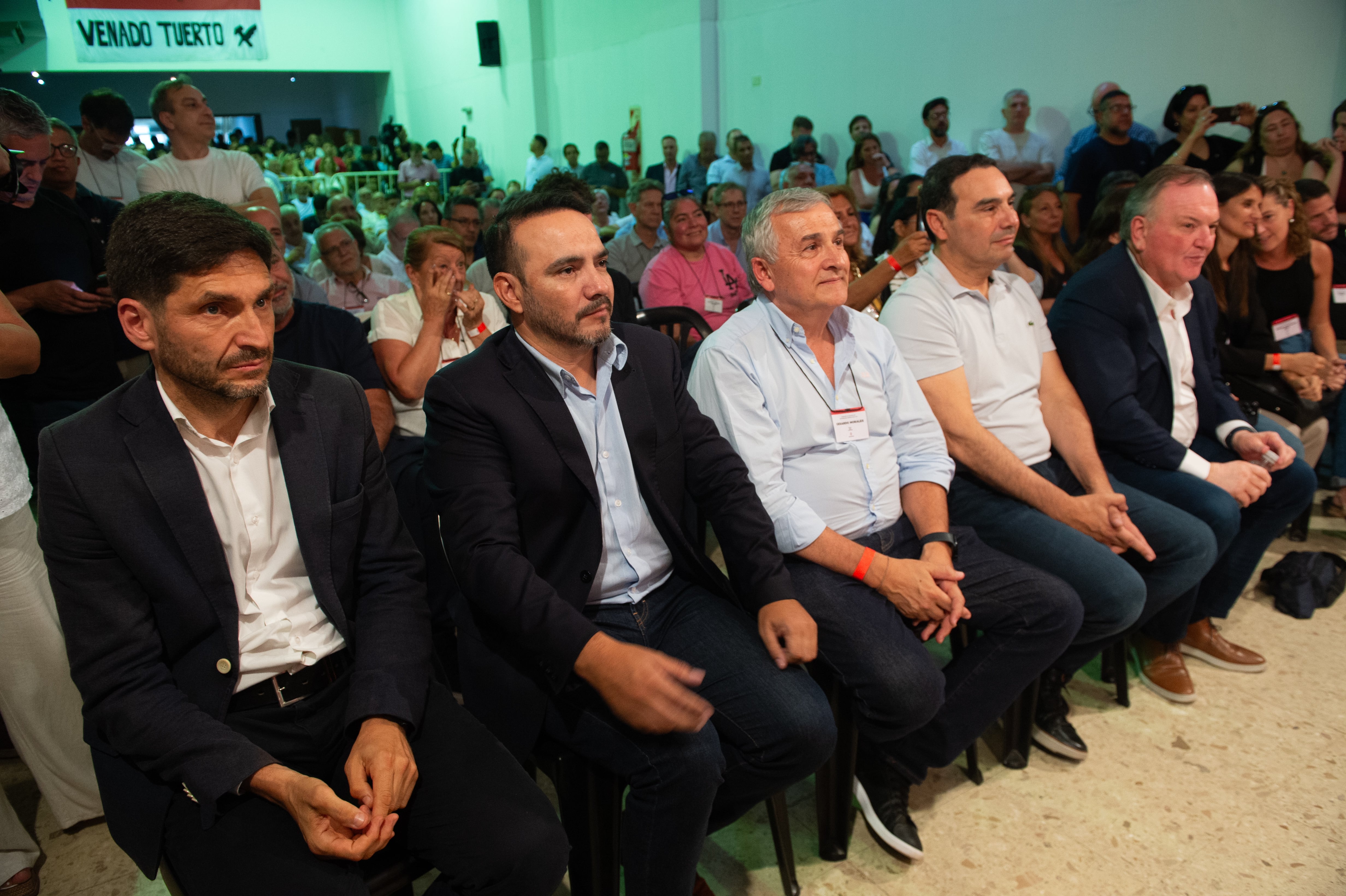 En primera fila se sentaron Maximiliano Pullaro, Juan Pablo Valdés, Gerardo Morales y Gustavo Valdés