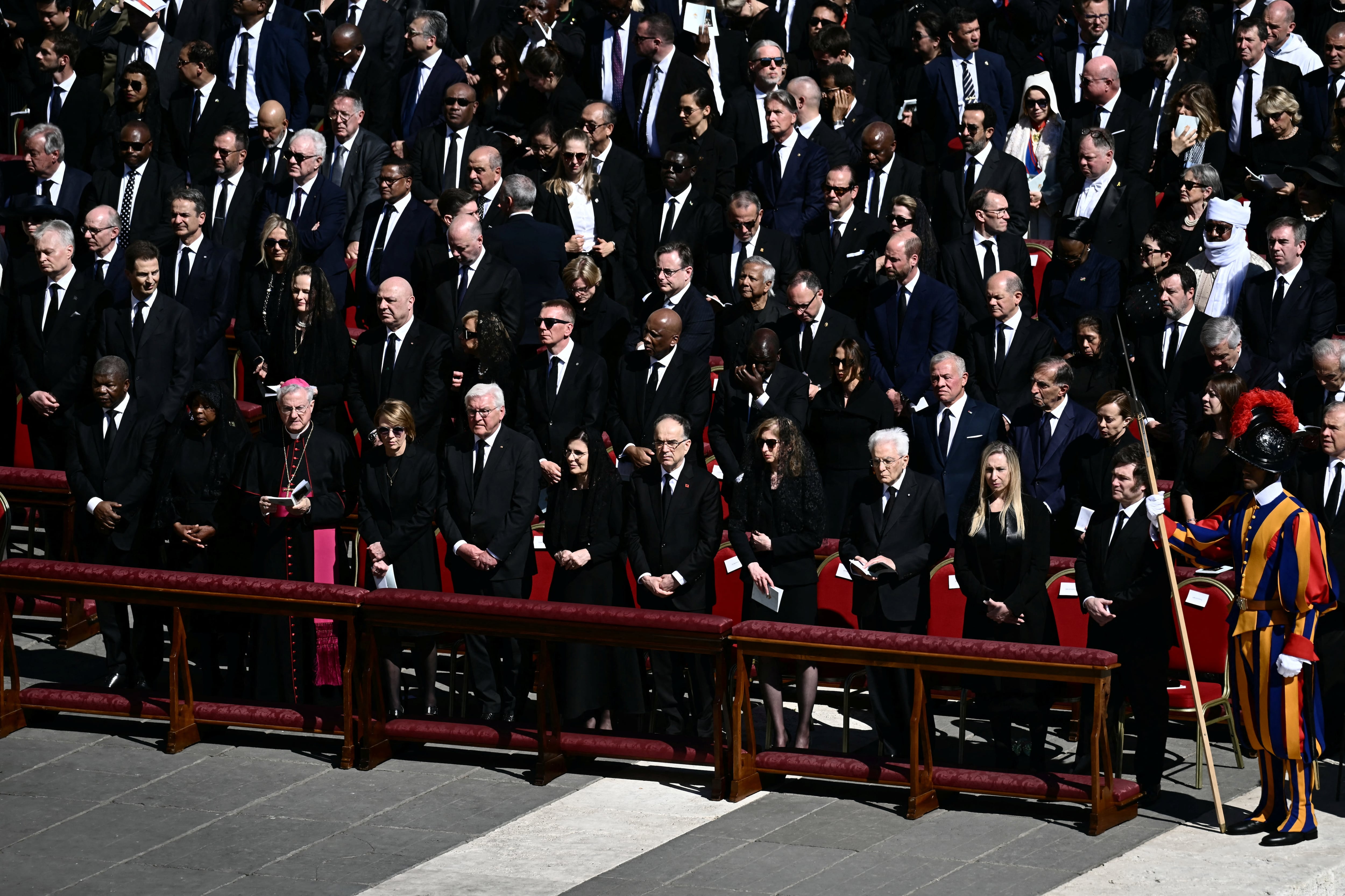 Primera fila. Javier y Karina Milei, junto al presidente italiano Sergio Mattarella y su esposa Laura y el presidente alemán, Frank-Walter Steinmeier (foto AFP)