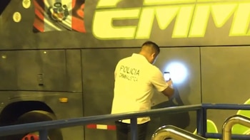 Un bus de la empresa de transportes interprovincial Emmanuel recibió cuatro impactos de bala durante un atentado - Créditos: Captura de pantalla de Panamericana TV.