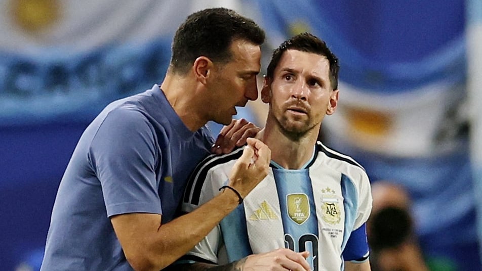 Scaloni y Messi, durante el choque entre Argentina y Cabo Verde por el Mundial 2026 (REUTERS/Amanda Perobelli)