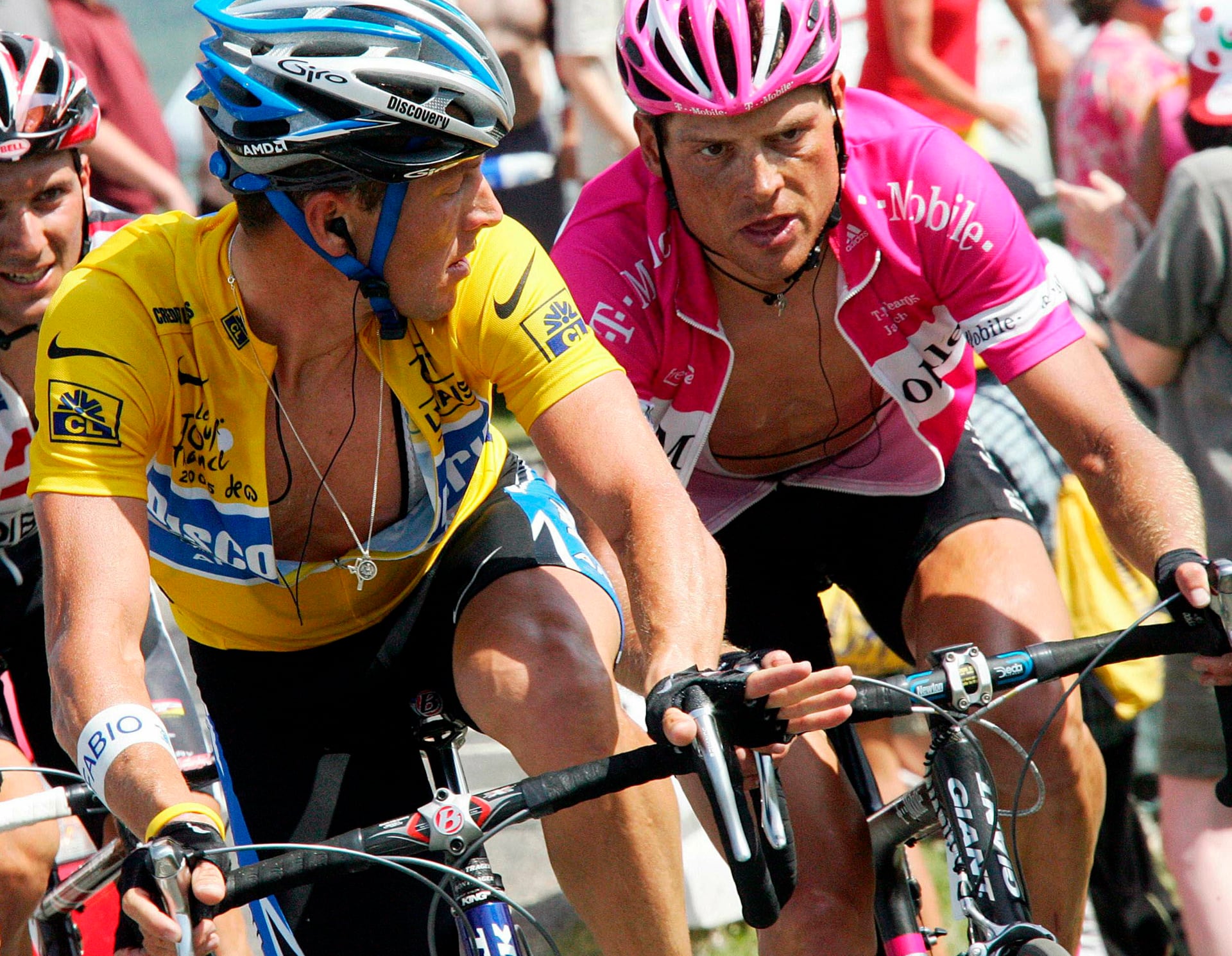 La recuperación de Lance Armstrong tras un cáncer testicular impulsó su imagen pública como símbolo de superación en el ciclismo (Reuters)