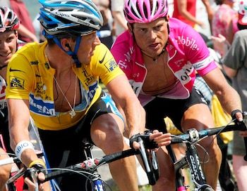 La recuperación de Lance Armstrong tras un cáncer testicular impulsó su imagen pública como símbolo de superación en el ciclismo (Reuters)