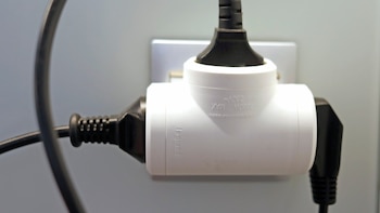 Distintos dispositivos enchufados. (Europa Press)