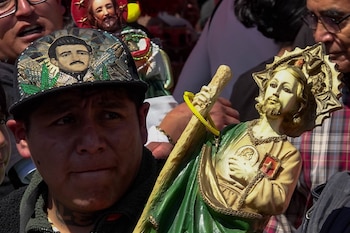 CIUDAD DE MÉXICO 28OCTUBRE2025.- Miles de fieles a San Judas Tadeo se dieron cita a lo largo de este día para festejar al santo,
agradecer o realizar alguna manda, en la iglesia de San Hipólito.
FOTO:ROGELIO MORALES /CUARTOSCURO.COM
