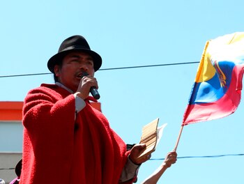 Leonidas Iza durante un discurso en una manifestación, el 9 de octubre de 2019, en Quito (Ecuador). EFE/Rolando Enríquez.
