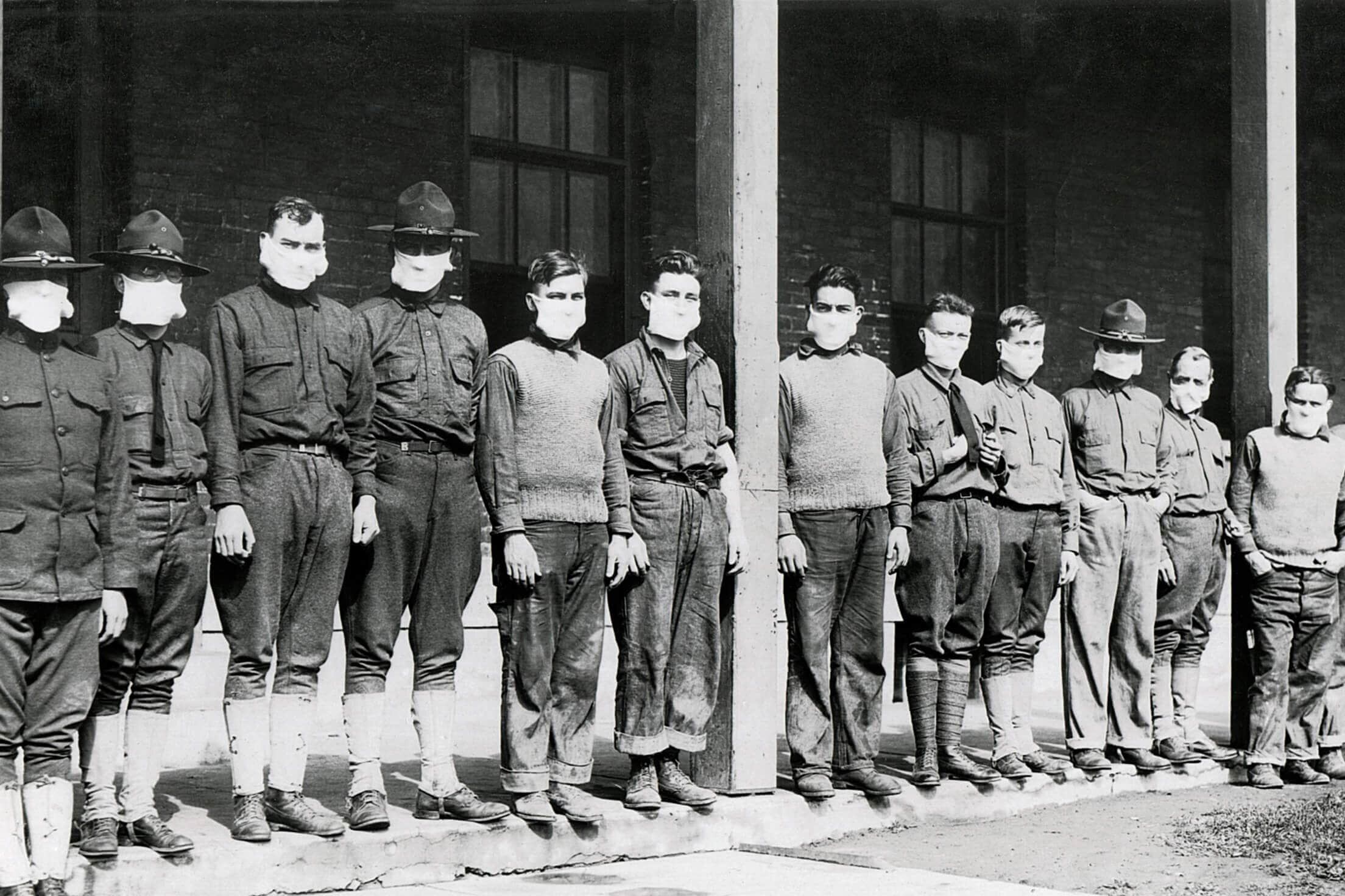 Soldados estadounidenses con barbijos, frente a su cuartel durante la gripe española de 1918. El uso masivo de tapabocas buscaba reducir el contagio en los campamentos militares