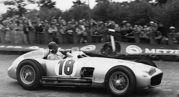 Juan Manuel Fangio con la Flecha de Plata de Mercedes en 1955 F(1 Retro)