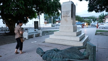 Monumento a Simón Bolivar en el suelo, e iglesias antiguas de Panamá dañadas gravemente por terremoto