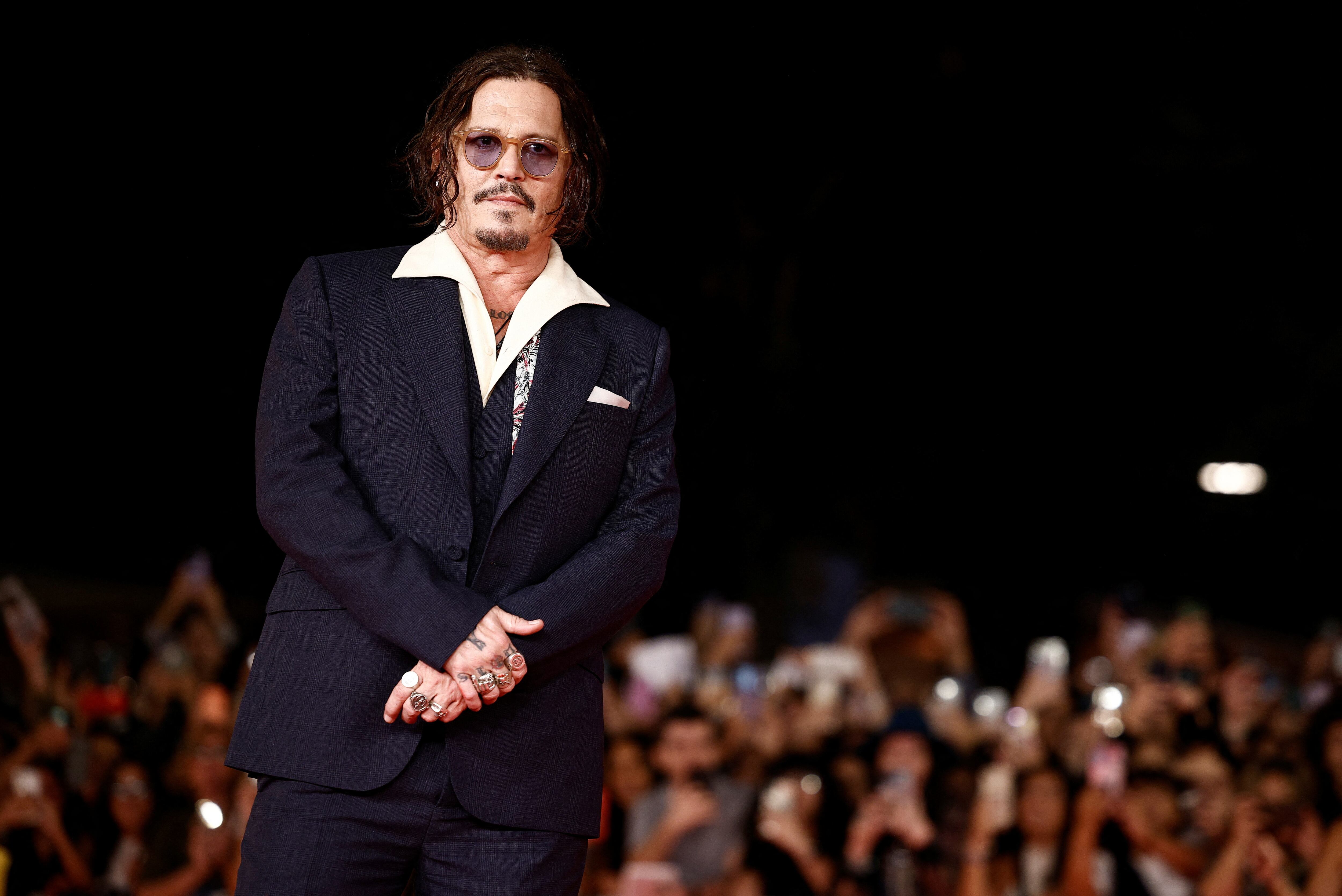 Johnny Depp decidió no criar a sus dos hijos con la violencia que su mamá ejerció sobre él. (REUTERS/Guglielmo Mangiapane)