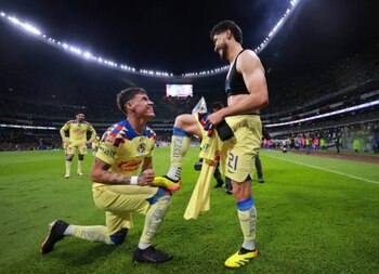 Chicote celebra al lado de