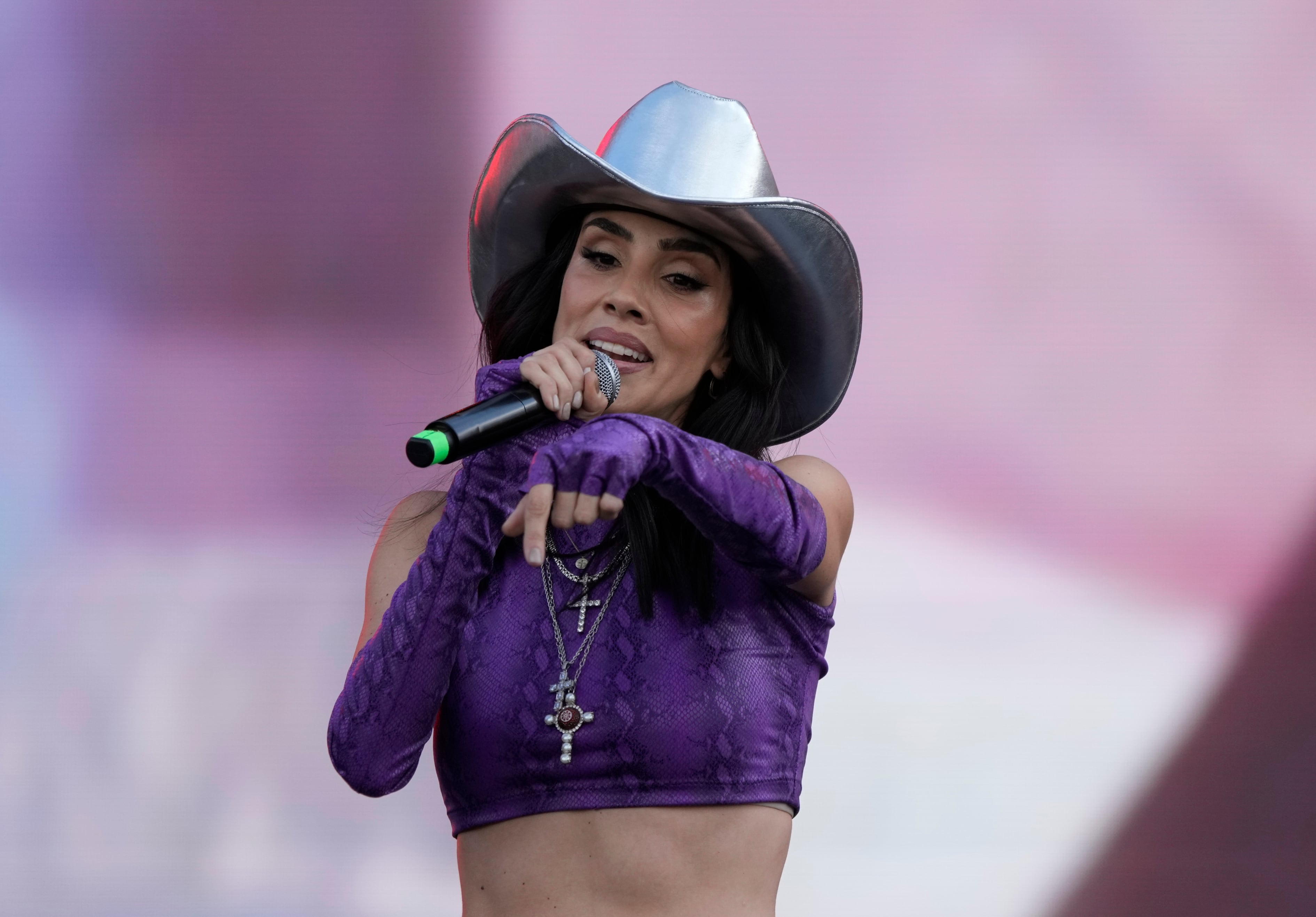 Sandra Echeverría durante su concierto en el primer día del festival Arre en la Ciudad de México el sábado 9 de septiembre de 2023. (Foto AP/Fernando Llano)