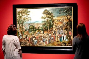 ARCHIVO - Visitantes admirando el