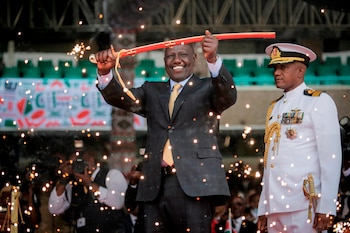 ARCHIVO – El nuevo presidente de Kenia, William Ruto sostiene una espada ceremonial durante su toma de posesión en una ceremonia realizada en el estadio Kasarani en Nairobi, Kenia, el martes 13 de septiembre de 2022. (AP Foto/Brian Inganga, Archivo)