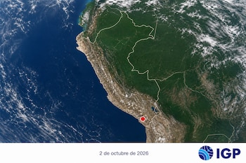 Vista satelital del mapa de Perú con un punto rojo en el sur, la fecha 2 de octubre de 2026 y el logotipo del Instituto Geofísico del Perú.