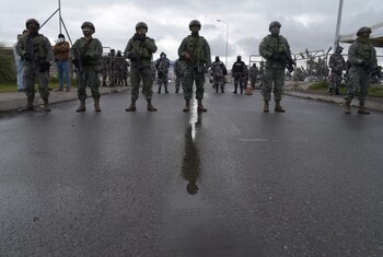 Soldados hacen guardia fuera de