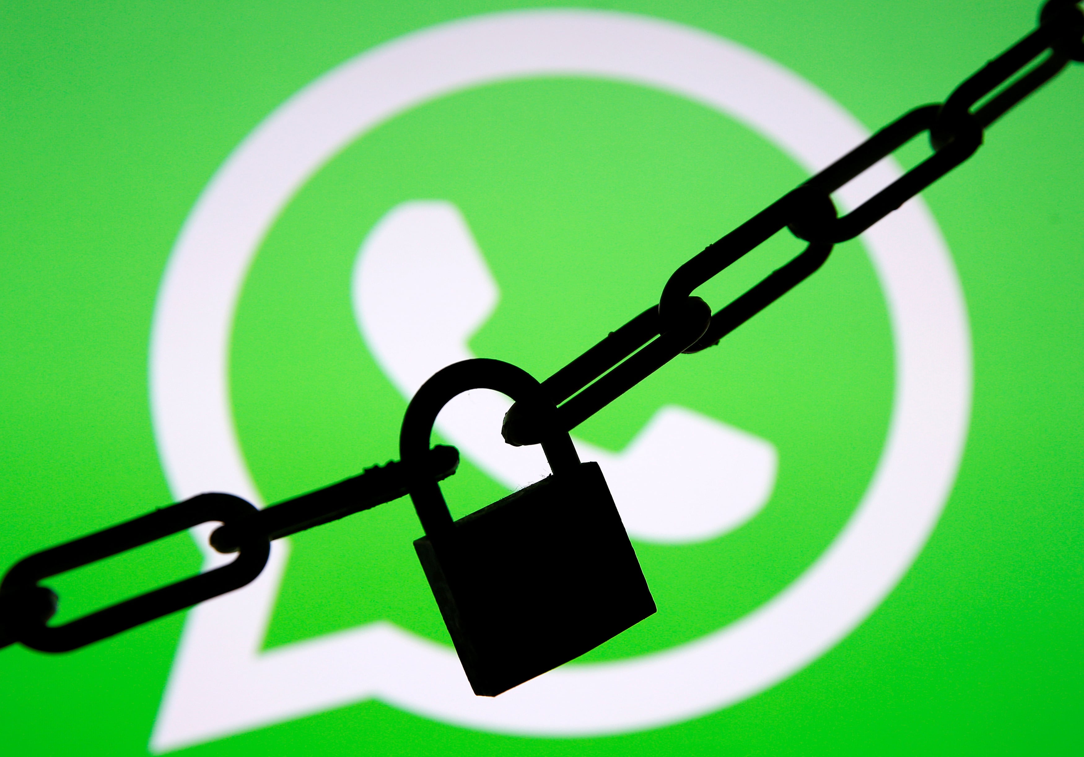La función de restringir chat no bloquea al contacto ni interrumpe la recepción de llamadas. (REUTERS/Dado Ruvic/Illustration/File Photo)