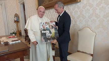 Elmaleh le mostró al papa