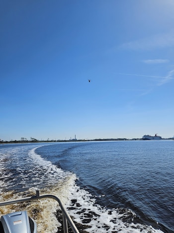 La familia subió al bote