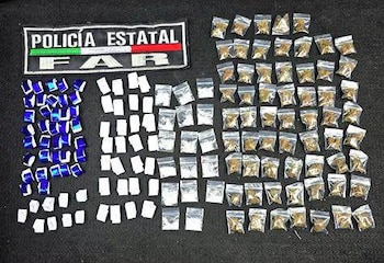 Durante la revisión, policías localizaron presunta mariguana, cocaína y cristal entre las pertenencias de los detenidos. (Facebook Secretaría de Seguridad del Estado de México)