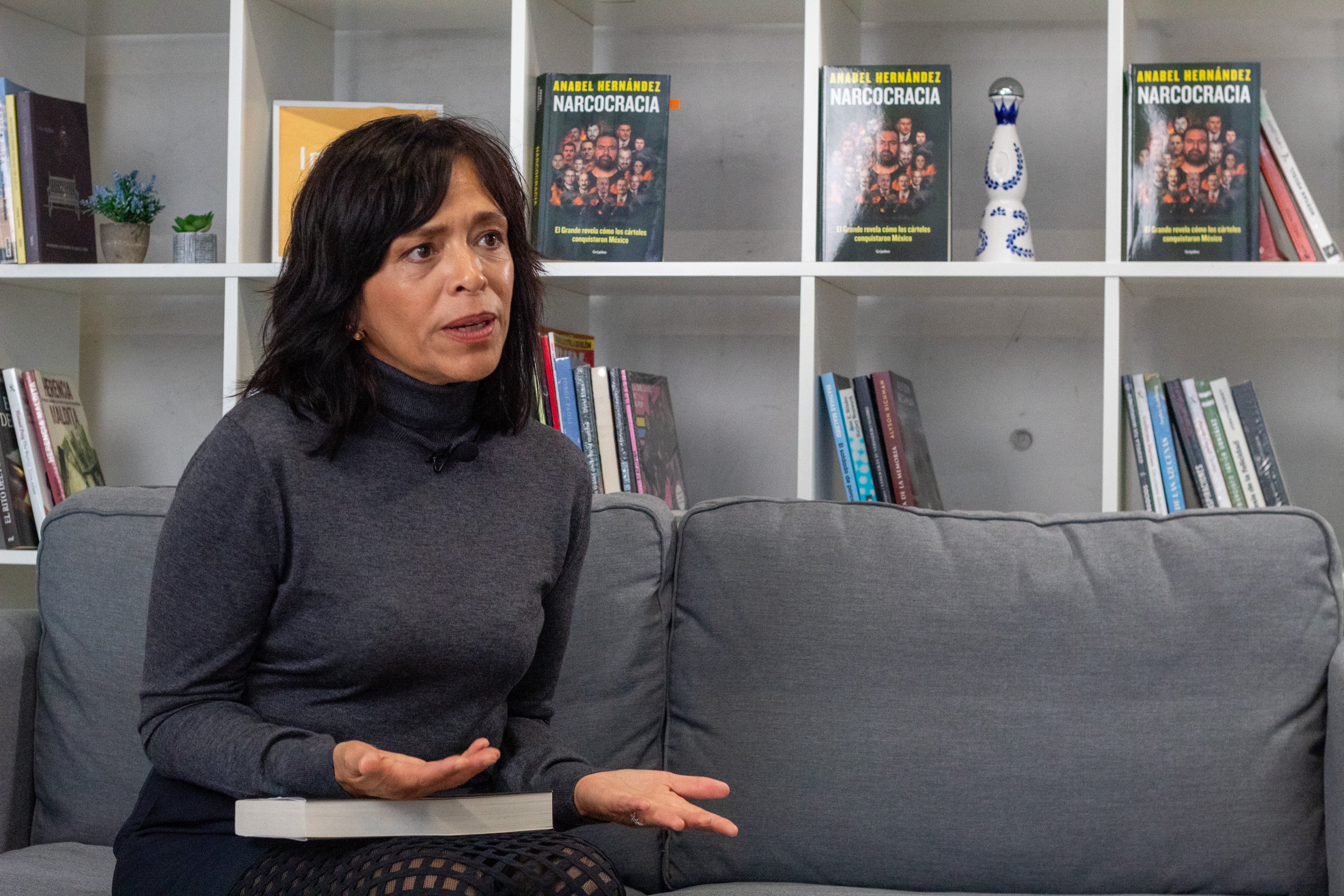 La periodista y escritora Anabel Hernández presenta su último libro
