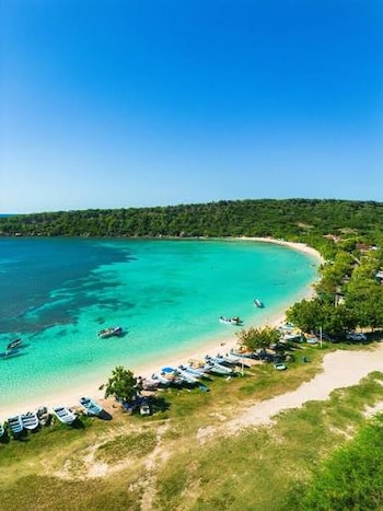 Vista actual de la bahía de La Isabela, escenario de la primera colonia española permanente en América y foco de nuevas investigaciones arqueológicas.