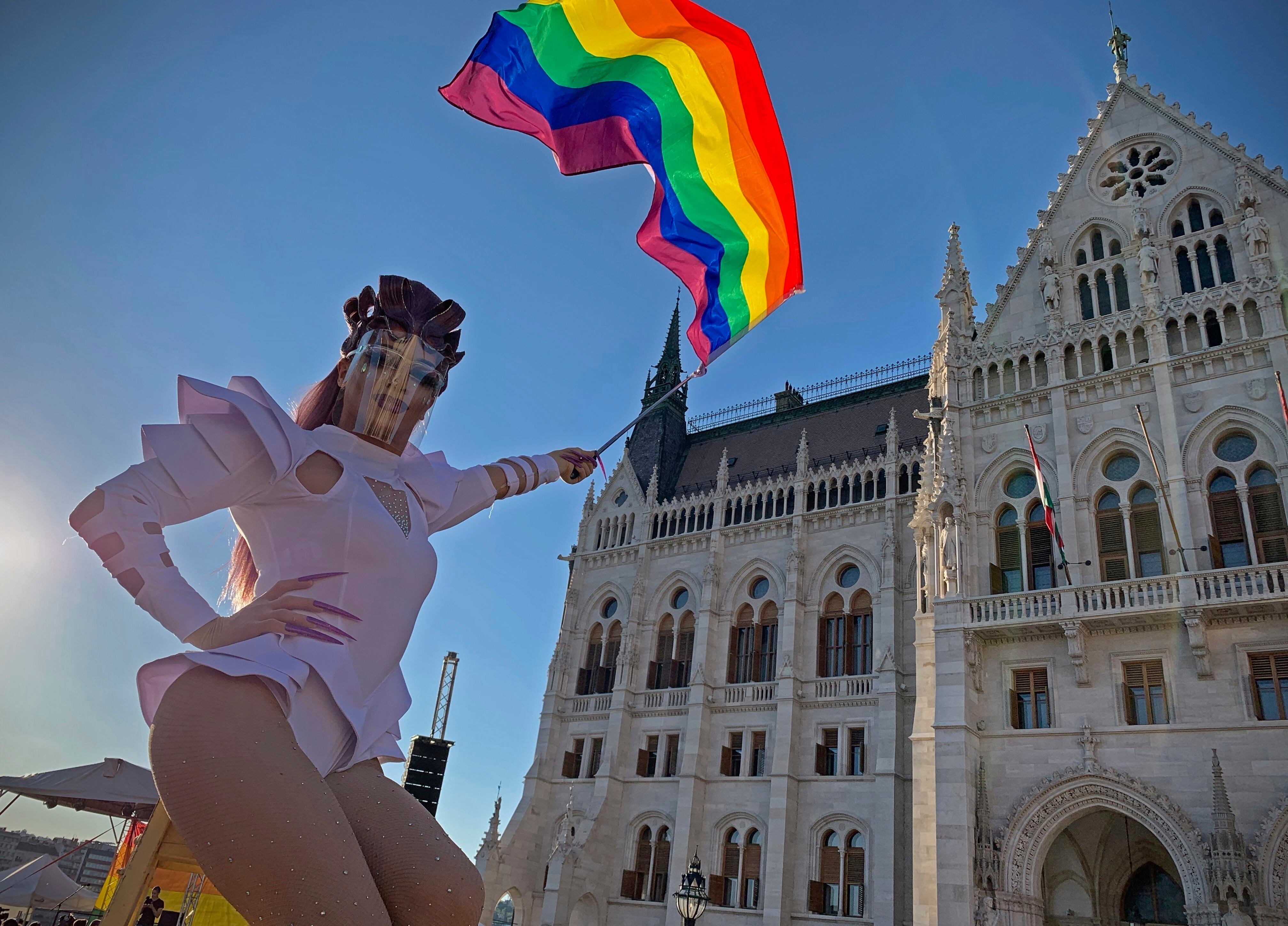 Una persona participa en una manifestación de orgullo gay frente a la sede del parlamento húngaro en Budapest el 14 de junio del 2021. (AP foto/Bela Szandelszky)