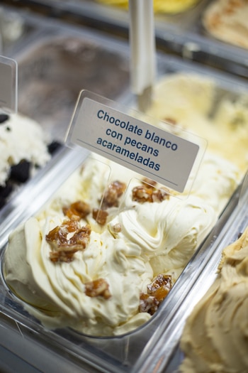 Chocolate blanco con pecans acarameladas,