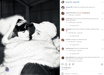 La Joaqui y Tiago PZK, en una de las fotos en blanco y negro que integran el álbum romántico de la pareja