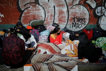 Foto de archivo. Personas viviendo