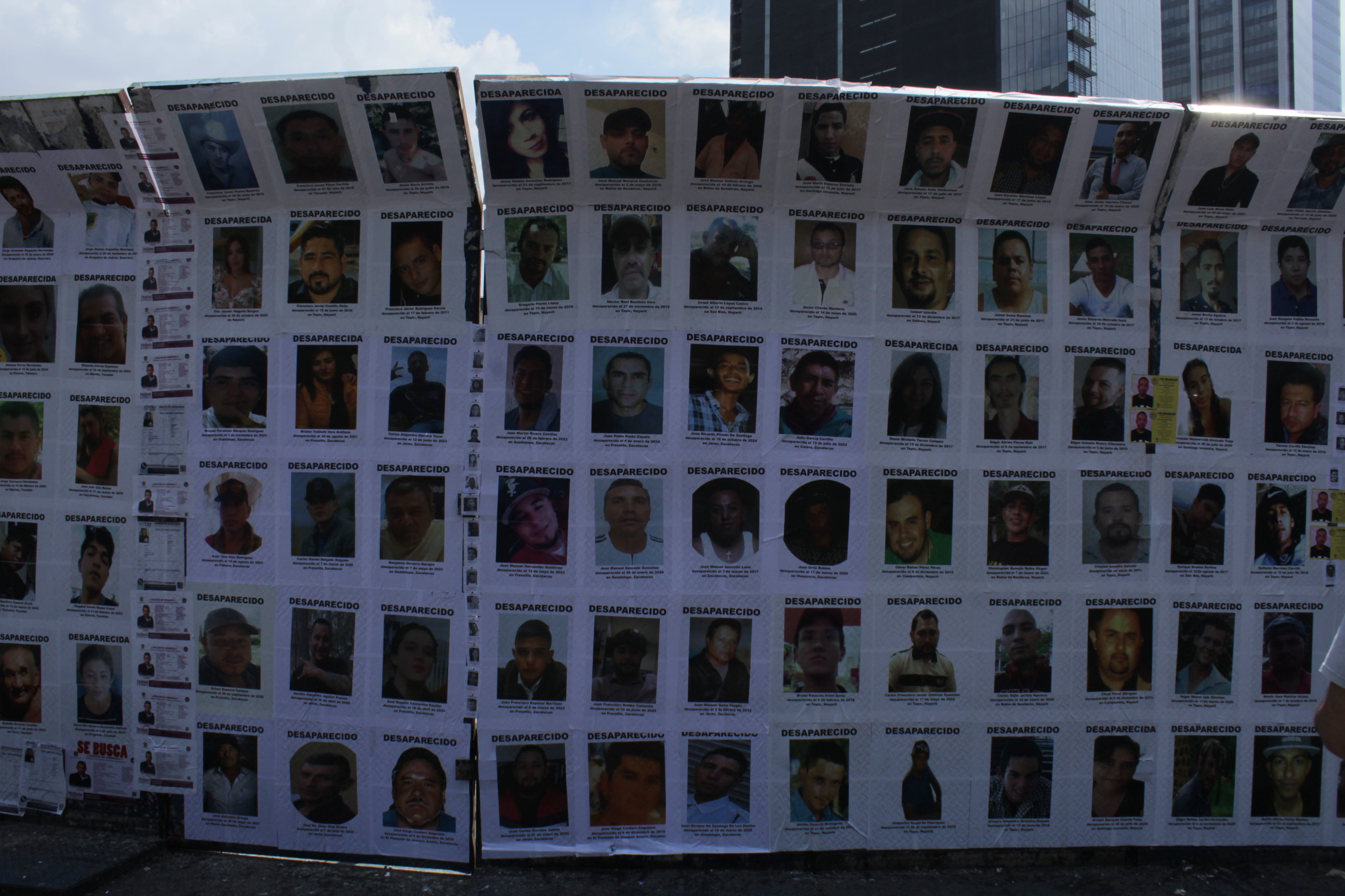 Familiares de personas desaparecidas llevaron a cabo la pega de fichas de búsqueda en la Glorieta de las y los desaparecidos en CDMX. (Foto: Jaqueline Viedma/Infobae México)
