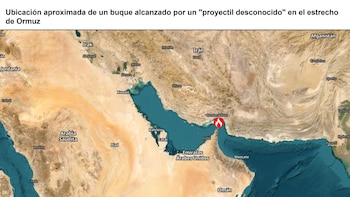 Un buque sufre un incendio tras ser alcanzado por un "proyectil desconocido" en el estrecho de Ormuz