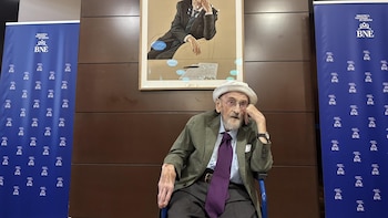 La Biblioteca Nacional cuelga el "portentoso" retrato de Álvaro Pombo: "Me ha rejuvenecido, pero no ha mentido"