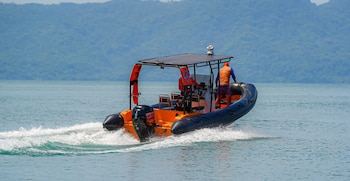 Personal de guardavidas patrulla la costa salvadoreña en una embarcación de rescate durante las vacaciones, como parte del operativo de seguridad implementado en playas y balnearios (Cortesía: Secretaría de Prensa).