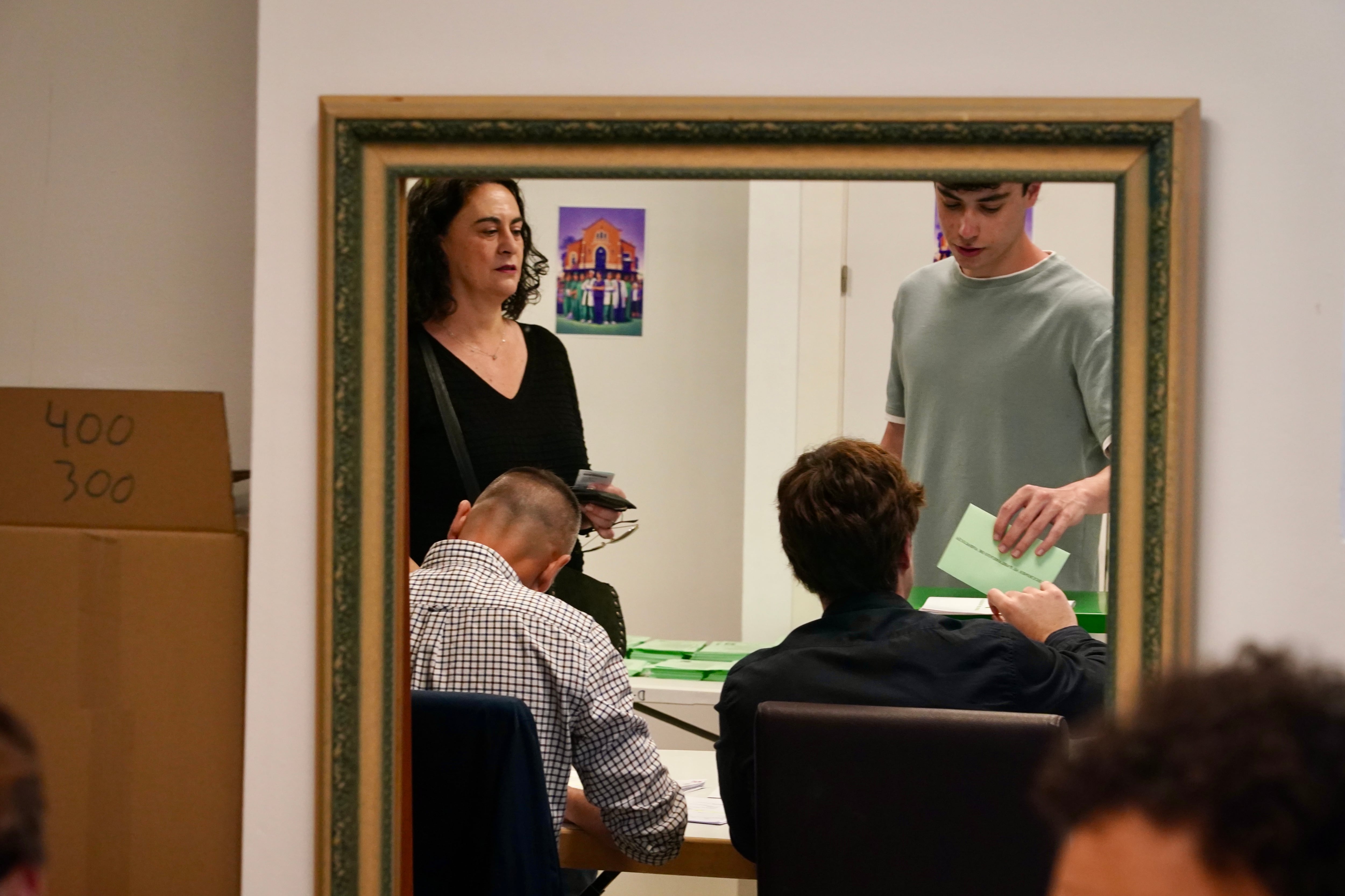 Una mesa durante la jornada electoral de este domingo en Andalucía. (Álex Zea / Europa Press)
