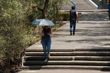 CIUDAD DE MÉXICO, 22ABRIL2019.- La onda de calor que azota gran parte de la República Mexicana hará que las altas temperaturas continúen la ciudad, esto pese al pronóstico de de lluvias por la tarde noche en diversas alcaldías.
FOTO: ROGELIO MORALES /CUARTOSCURO.COM