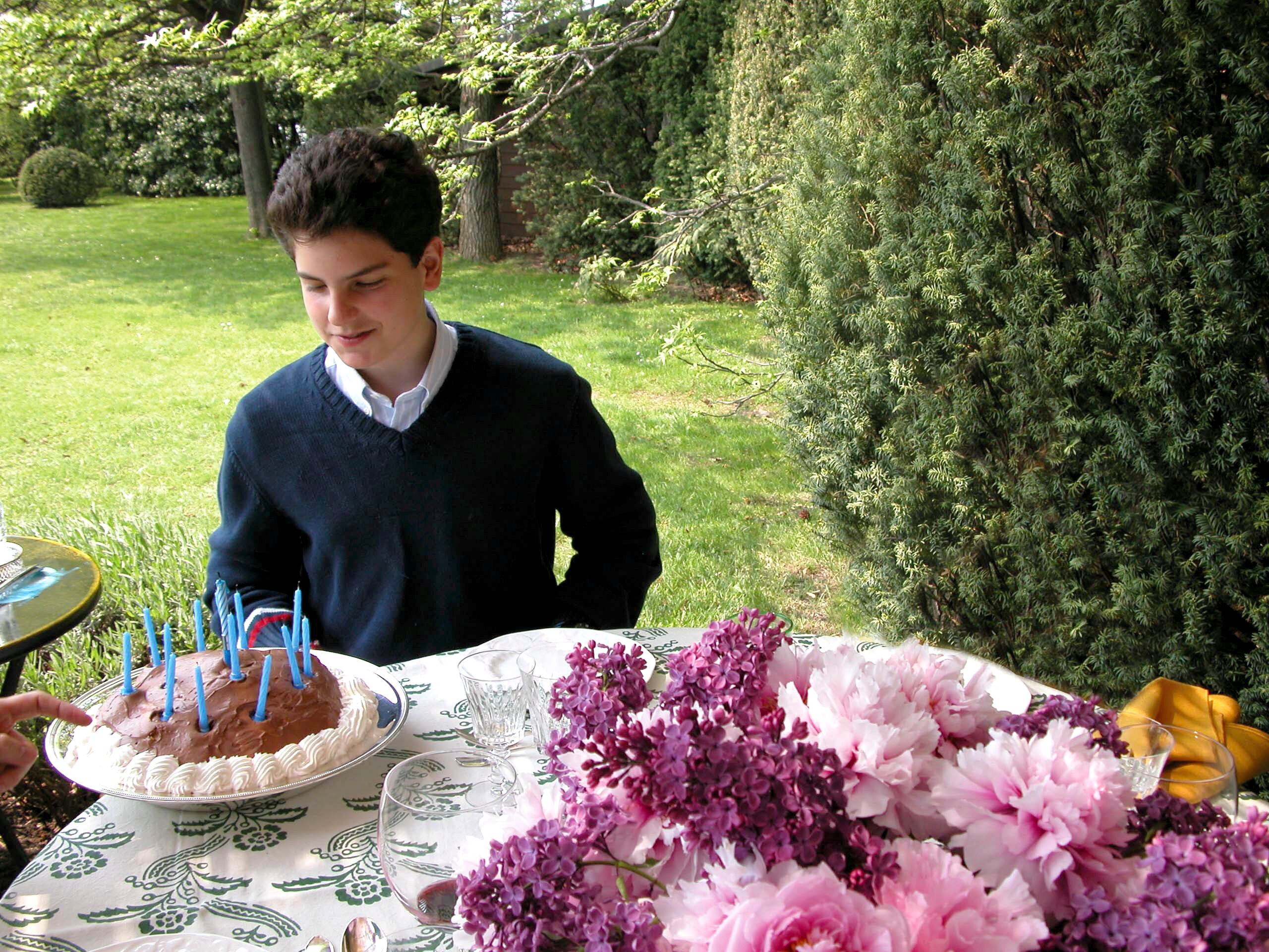 Carlo Acutis celebra su cumpleaños en un lugar desconocido en esta fotografía difundida por la Asociación de Amigos de Carlo Acutis/Difundido vía REUTERS