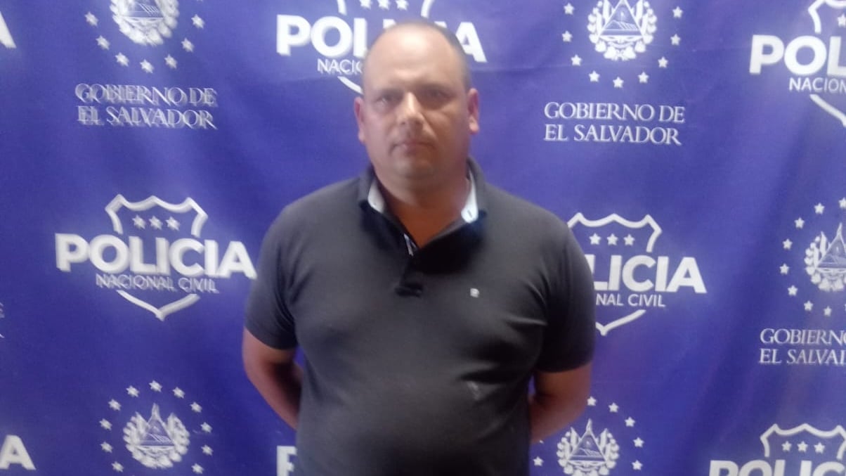 La detención del policía ocurre en el marco del régimen de excepción y las recientes reformas que agravan las penas por delitos graves. (Foto cortesía PNC)