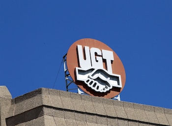 Logo de UGT en la sede del sindicato. (Europa Press)
