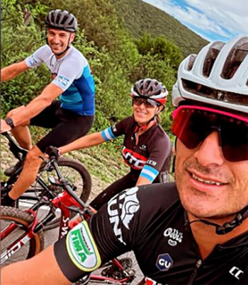 Lito Oviedo sonríe junto a